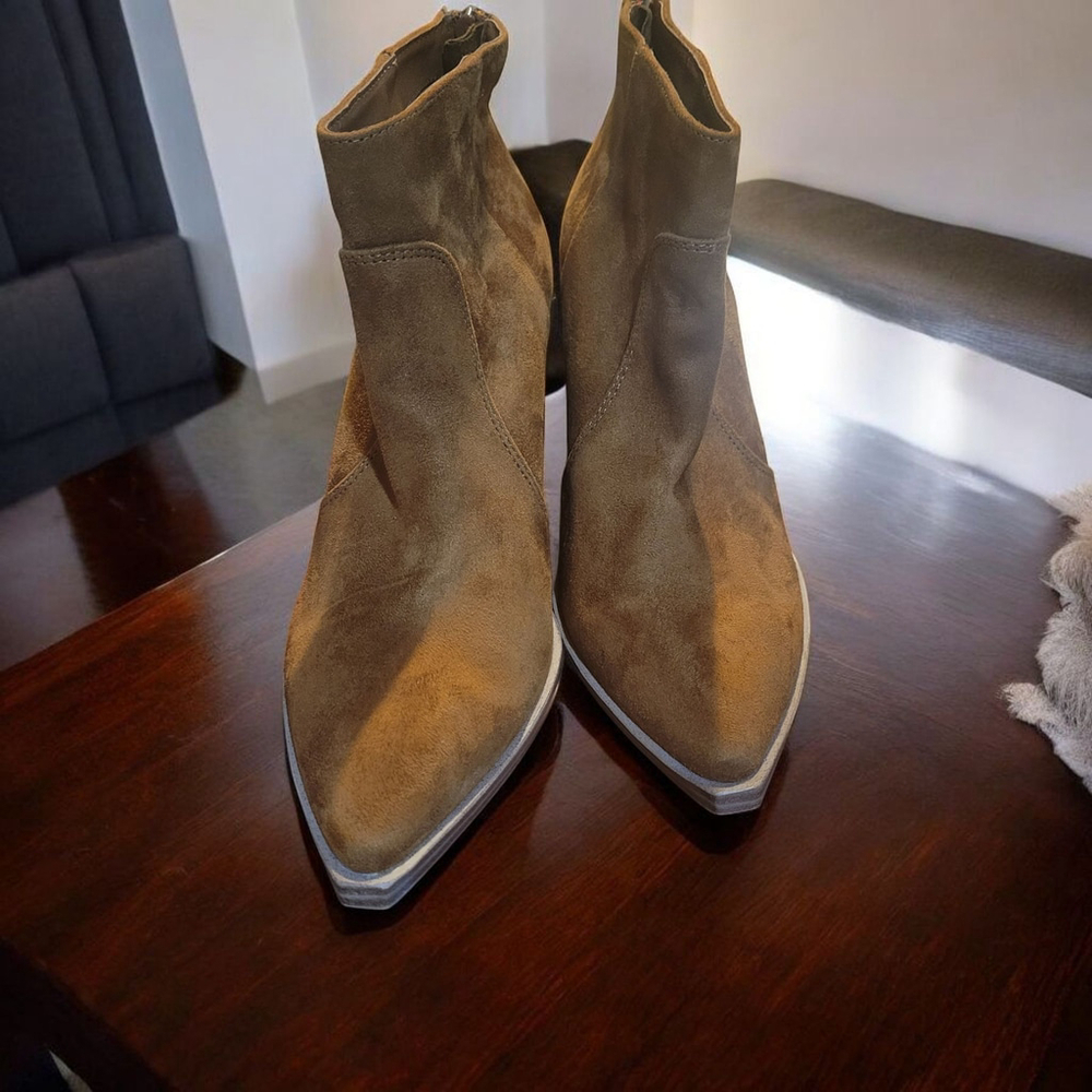 Steve Madden Suxe Tan Faux Suede Block Heel Ankle Booties Size 10 NWOT - Picture 2 of 3